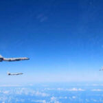 中国爆撃機3機が沖縄通過　太平洋へ、空自緊急発進