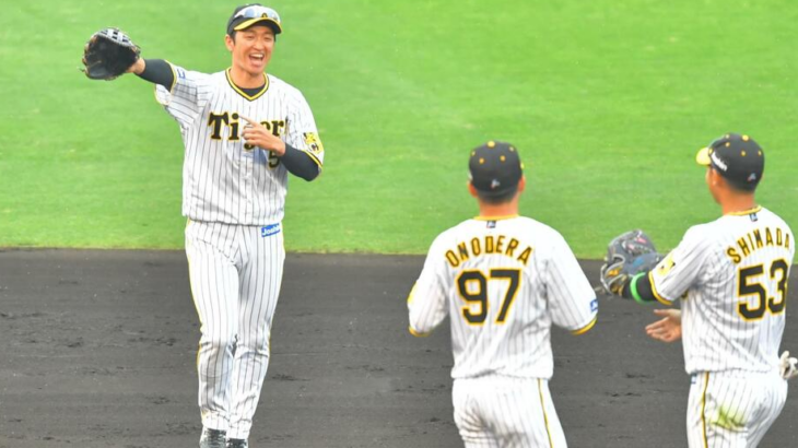 阪神ナインの心は一つ　小野寺と島田の心温まるお出迎え