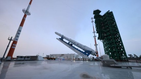 【宇宙】 韓国型ロケット「ヌリ号」　２度延期の末、２１日打ち上げ…起立完了