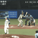 あ～ボールが　阪神・島田、バントの打球が背中を転々　守備妨害でアウトに