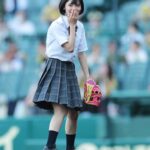 【画像】甲子園の始球式に登場した池田朱那さん、JK制服姿でノーバン投球！