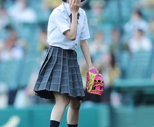【画像】甲子園の始球式に登場した池田朱那さん、JK制服姿でノーバン投球！