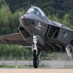 韓国初の国産戦闘機「KF-21」どんな機体？ 米の第5世代戦闘機にそっくりな“第4.5世代”とは