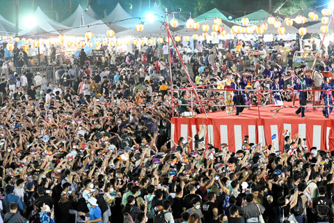 【マレーシア】 海の外、5万人が揺れる「盆踊り」があった…「イスラム教徒は参加しないように」政治の横やりはねのけた情熱
