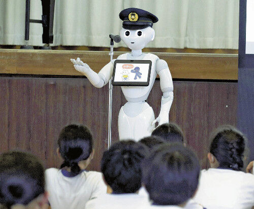 ペッパー警部…　小学校で「ペッパーくん」を使った防犯教室