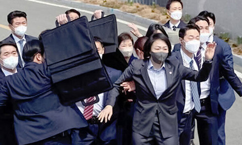 【世界日報】朴槿恵『焼酎瓶テロ』時の韓国警備員の対応は迅速･･･安倍銃撃の時とは対照的