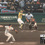 チャンスの場面でサードフライの阪神・佐藤輝明　肩を落とす