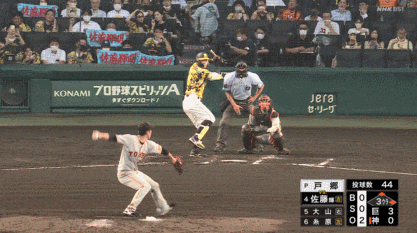 チャンスの場面でサードフライの阪神・佐藤輝明　肩を落とす
