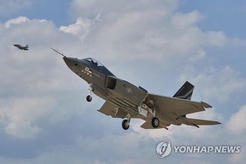 【軍事】韓国の国産超音速戦闘機ＫＦ２１　試験飛行に成功