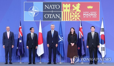 【NATO】目をつぶっている尹大統領の写真掲載＝韓国の要請受け差し替え　