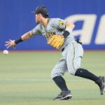 阪神　佐藤輝明、７回から今季初の二塁守備　１死一塁でゴロ好捕からバックトスで二塁送球、大胆プレーに歓声