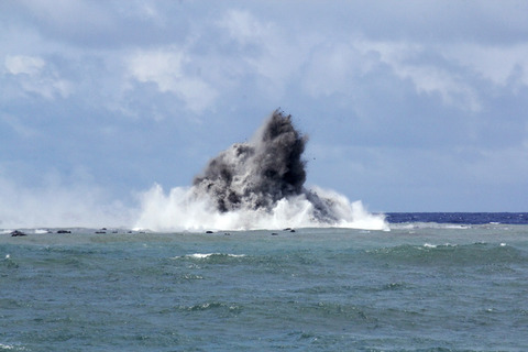 【朝日新聞】硫黄島沖でマグマが噴出する噴火か　海岸に溶岩、1千年ぶりの可能性