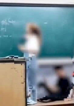 【韓国でしょ】教壇に寝転がって女性教師を下から撮影する中学生…「ここは本当に韓国なのか」