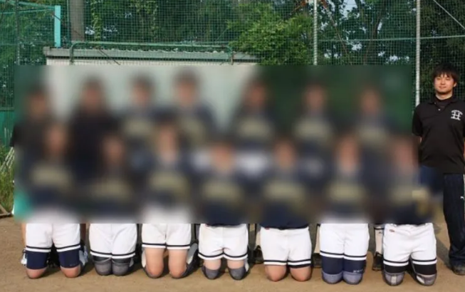 【悲報】野球部部長で県高野連理事を務める教師（32）、JKのスカートにオシッコをひっかけ逮捕