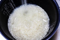【炊飯】米ってどこまで洗ってんの？水が透明になるまで洗ってんの？