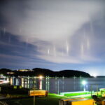 【社会】北海道上空に“光の柱”多数出現　「エヴァ」のような神々しい光景の正体は「漁船の光」