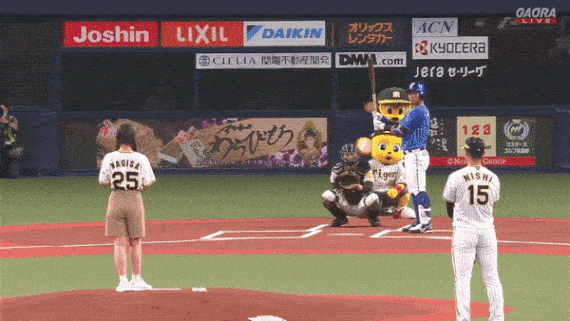 ＮＭＢ４８の渋谷凪咲が豪快始球式　トルネード投法で見事ノーバン　キュートにガッツポーズ