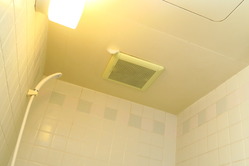 風呂の換気扇を『24時間』回している人は、電気代月400円で風呂の掃除が劇的に楽になる