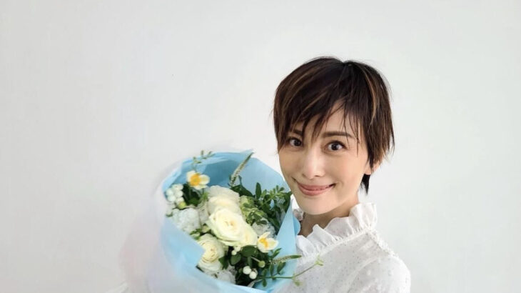 ベリーショートの米倉涼子、花束持った姿に「花に負けないくらい美しい」の声…花束は友人・ヨンアから
