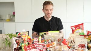 【YouTube】世界一のYouTuber、ピューディパイが日本のお菓子を辛口レビュー　優勝したお菓子は…
