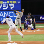 【阪神】惜しい～！ホームランまであと数センチ…佐藤輝明がフェンス最上部直撃の特大二塁打