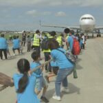 小学生たち、成田空港で飛行機（100トン）と綱引き対決を行う…