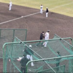 【悲報】巨人・岡本、戸郷から死球を受け足を引きずって退場