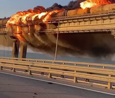 【ロシア悲報】クリミア大橋で爆発が発生　道路橋が崩壊　燃料を積んだ貨物列車が炎上