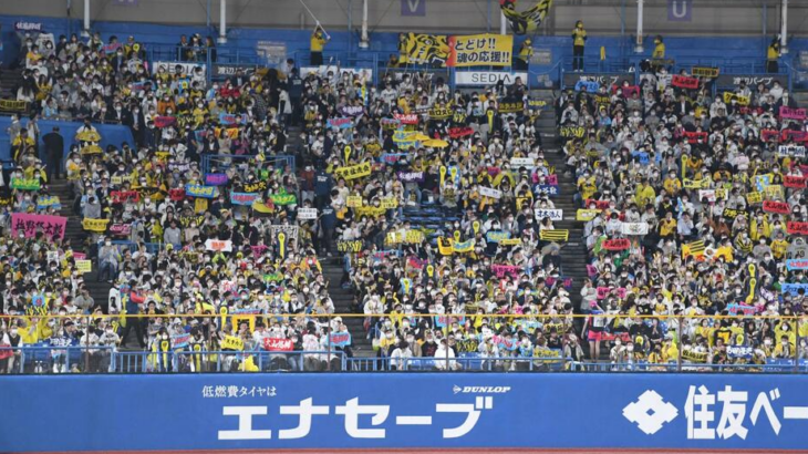 阪神ファンが客席でゴミ拾い「素晴らしい行為」