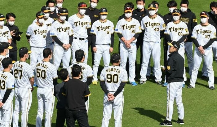 岡田阪神が始動！秋季練習スタート　岡田監督、タテジマユニで約３分間の訓示