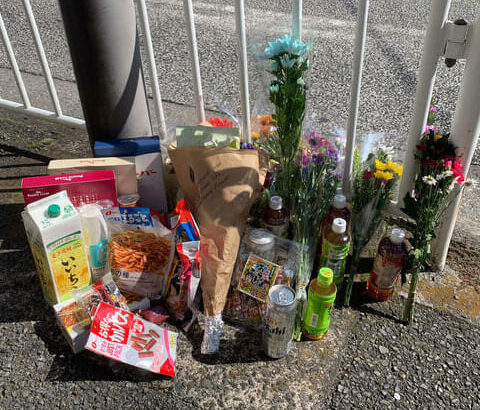 仲本工事さん事故現場から袋を持った男が献花や飲み物を持ち去る