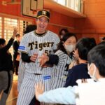 阪神・青柳が横浜の小学校訪問　130万円分の本、物品を寄贈