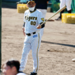 【阪神】岡田監督、久保田投手コーチの背番号に「お前それ90試合登板のあれか」