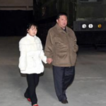 【ロイター/写真2枚】金正恩氏の娘、北朝鮮メディアに初登場　ミサイル実験に同行