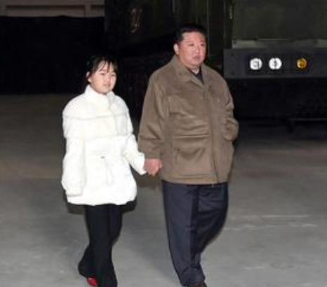 【ロイター/写真2枚】金正恩氏の娘、北朝鮮メディアに初登場　ミサイル実験に同行