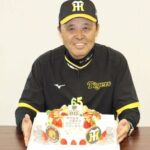 阪神　岡田彰布監督６５歳の誕生日　「どんな１年て、知らんわい」　１２球団最年長監督は照れ笑い