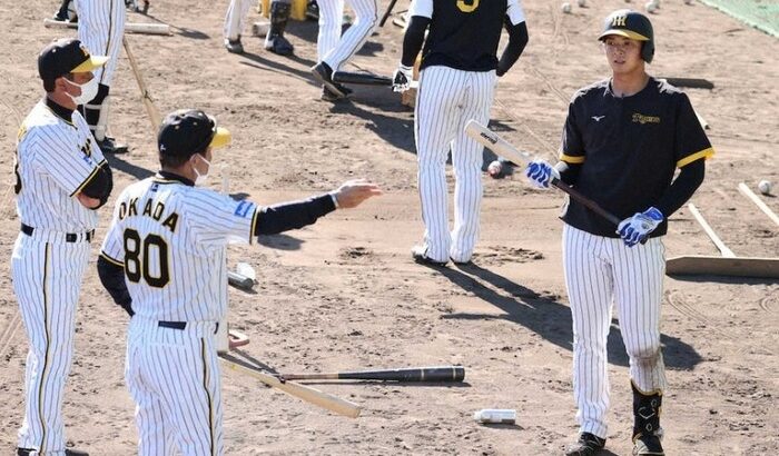 これが掛布打法なんよ　阪神・岡田監督が井上に秘技伝授「ボールの向こう側を“しばく”言うんよ」