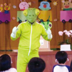 幼稚園に「カマキリ先生」が登場！　創立１００周年で授業