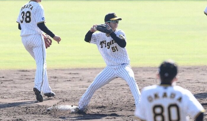 阪神・中野　キャンプ初日から二塁転向へ本格始動「動き全然違う」　岡田監督は「慣れたらいける」