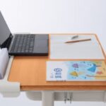学校用PCやタブレットの落下防止に…　机を5センチ拡張する「つくえ＋」、コクヨが発売