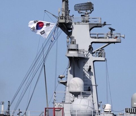 【聯合ニュース】韓国海軍が国際観艦式に参加　岸田氏乗る「いずも」に敬礼　韓国内で「旭日旗」論争が巻き起こる可能性