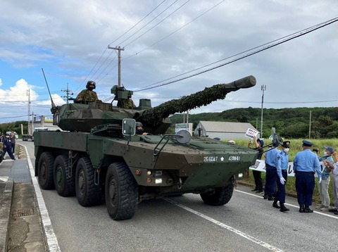 【パヨク発狂】26トン“戦車”、生活道路を走る　105ミリ砲付き　日米演習中の沖縄・与那国島