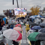 【韓国】雨の中、レインコートを着てLEDキャンドルを持ち…「ろうそく行動転換」尹錫悦政権の退陣を迫る2万人規模の集会開催