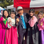 韓服姿のガールズグループの横で卑猥ハンドサイン…少女像撤去を要求した日本の市長がまた