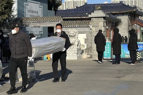 【北京市の火葬場は大混雑】外交筋「中国政府の各部門でも相当数の感染者がおり、機能停止に陥りつつある」