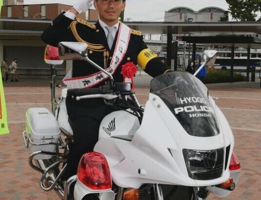 阪神・伊藤将司が１日警察署長就任　制服姿で白バイ乗車「捕まらないようにしたいと思います。速そうなので」