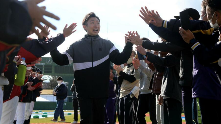 【野球】「心から長商に入って良かった」元日本ハム・金子千尋さん、涙　長野市で「球友」らがサプライズ引退セレモニー