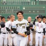 阪神・西純矢がタイガースカップの表彰式に参加　優勝はヤング湊クラブ