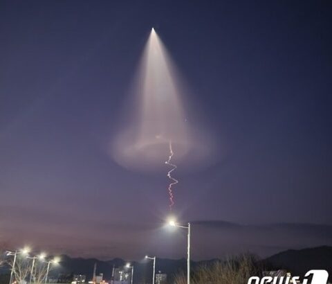 【画像】韓国、ロケットを試験発射。国民から「未確認飛行物体だ」の通報が相次ぐ