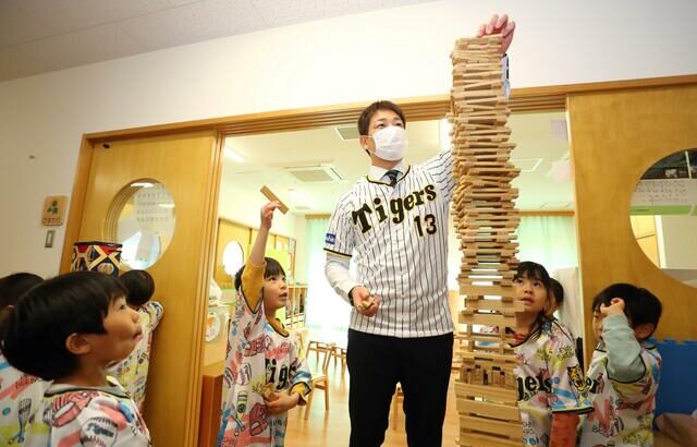阪神・岩崎優が子どもたちに玩具寄付　西宮市の保育園を訪問「１年間頑張って良かった」